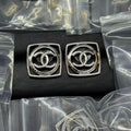 Boucles d’oreilles puces à motif C entrelacé, cadre carré