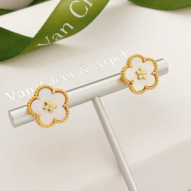 Boucles d'oreilles puces contour de fleur en perles