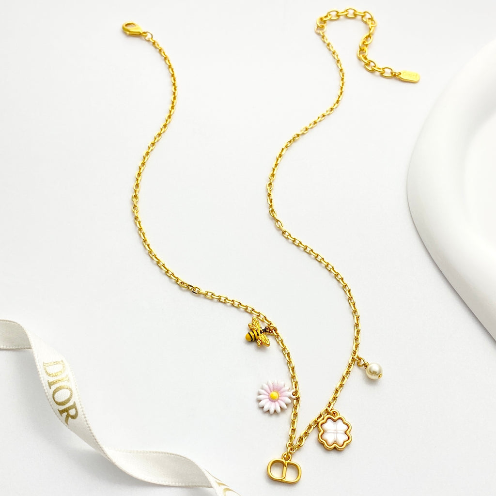 Collier floral et perles imitation nacre