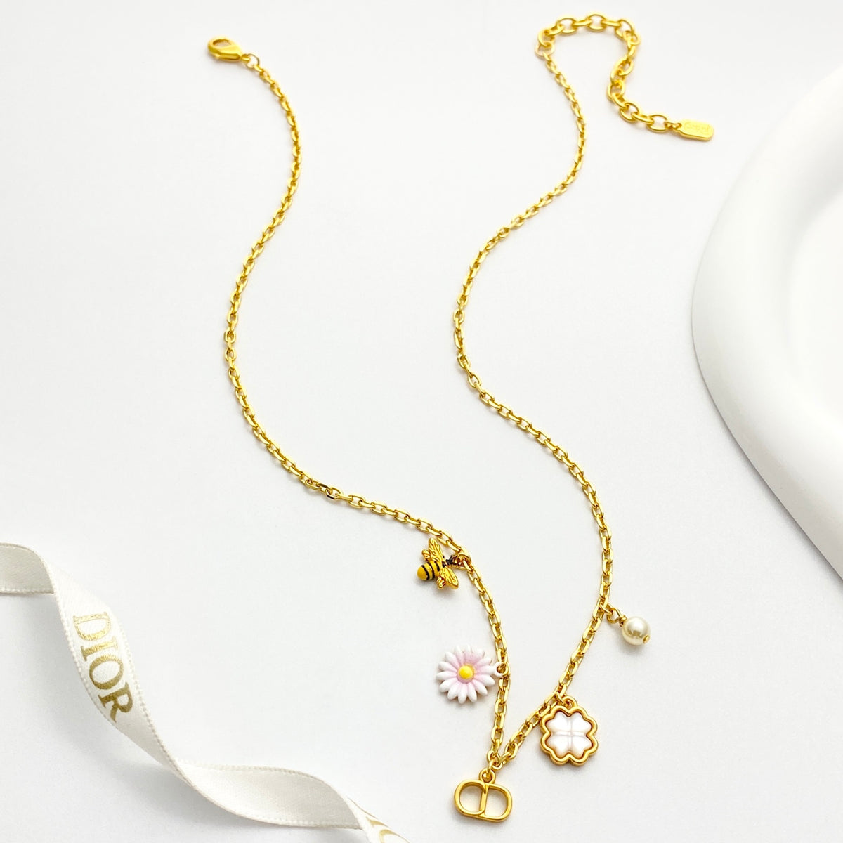 Collier floral et perles imitation nacre