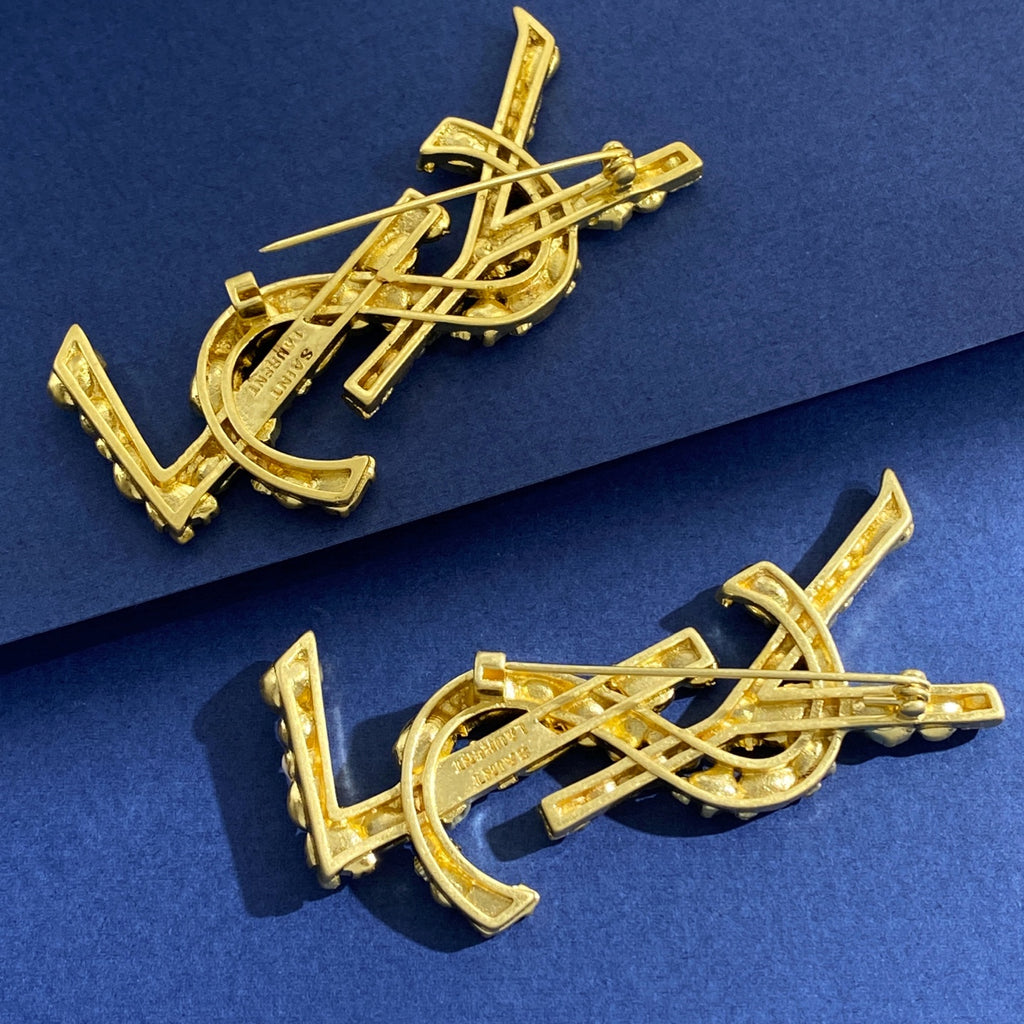 Broche emblème lettre sertie de pierres colorées