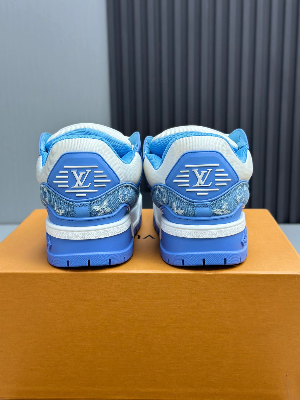 Zapatillas bajas de caña ancha con monograma azul