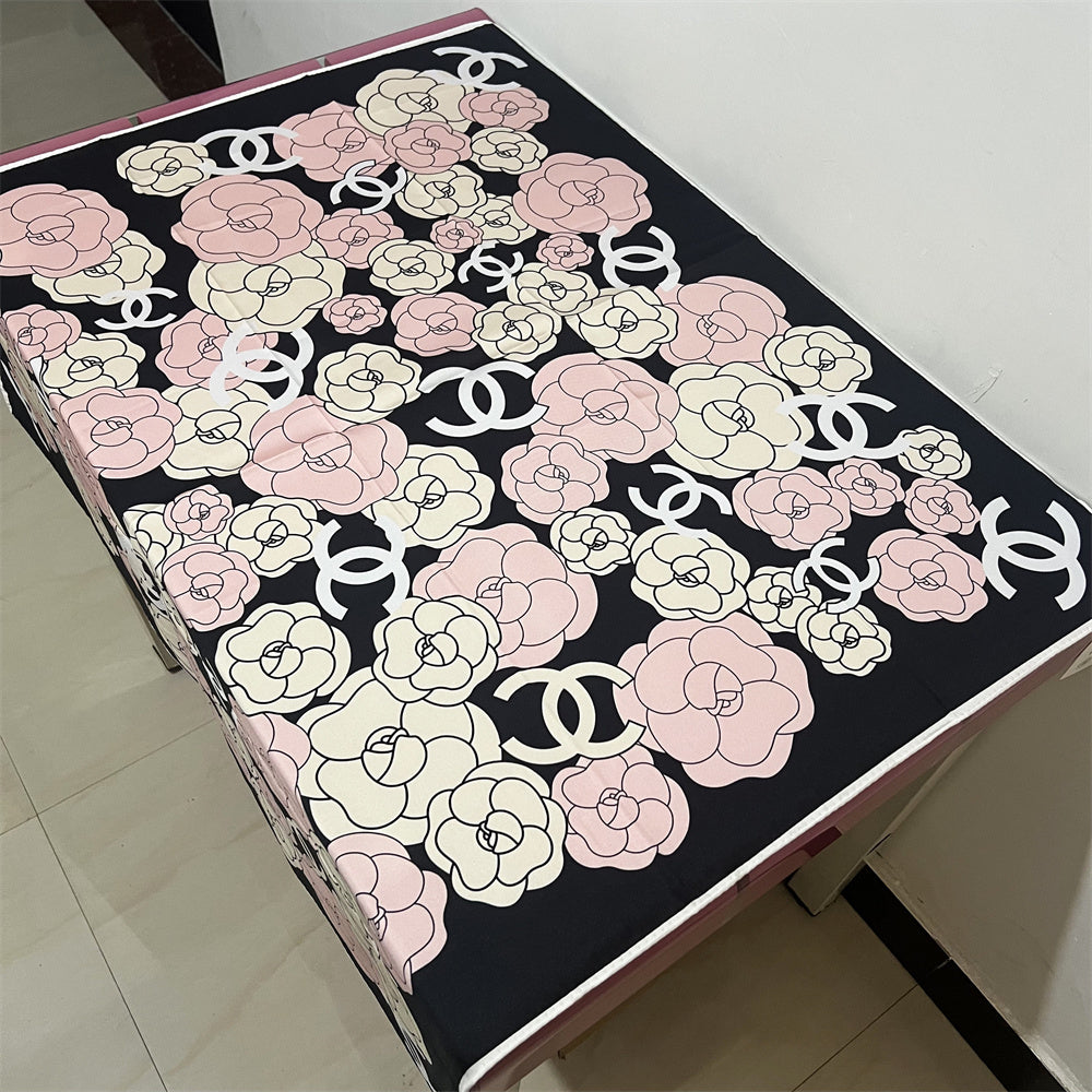 Lenço Quadrado Camélia e Monograma - 90 x 90 cm