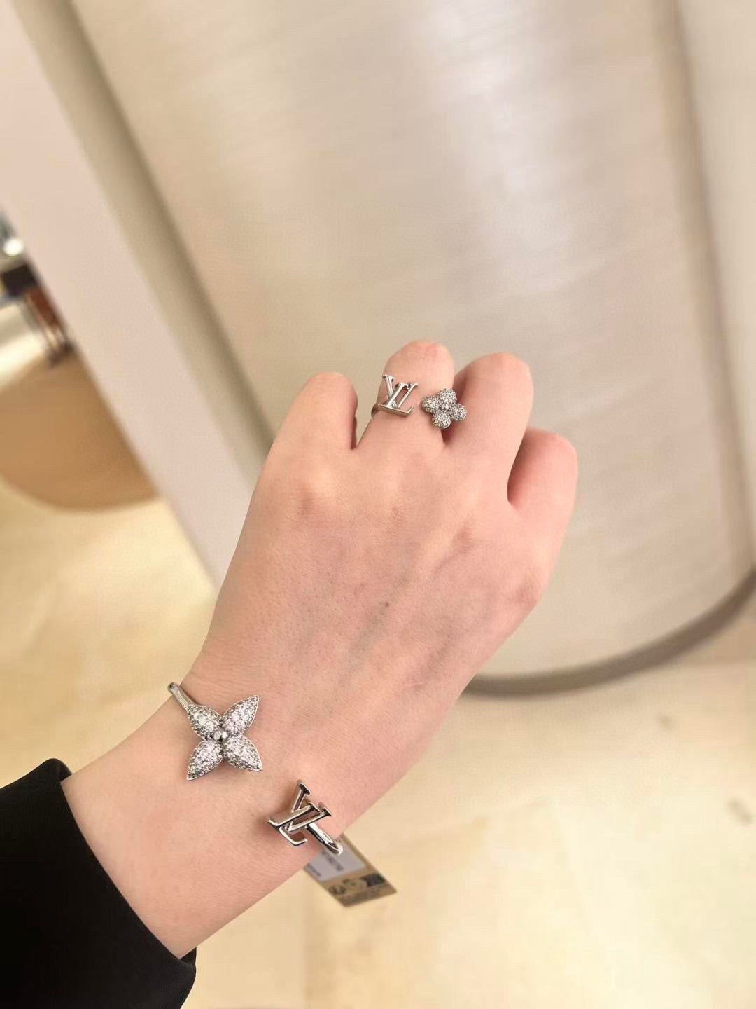 Pulseira rígida com flor em pavé e monograma
