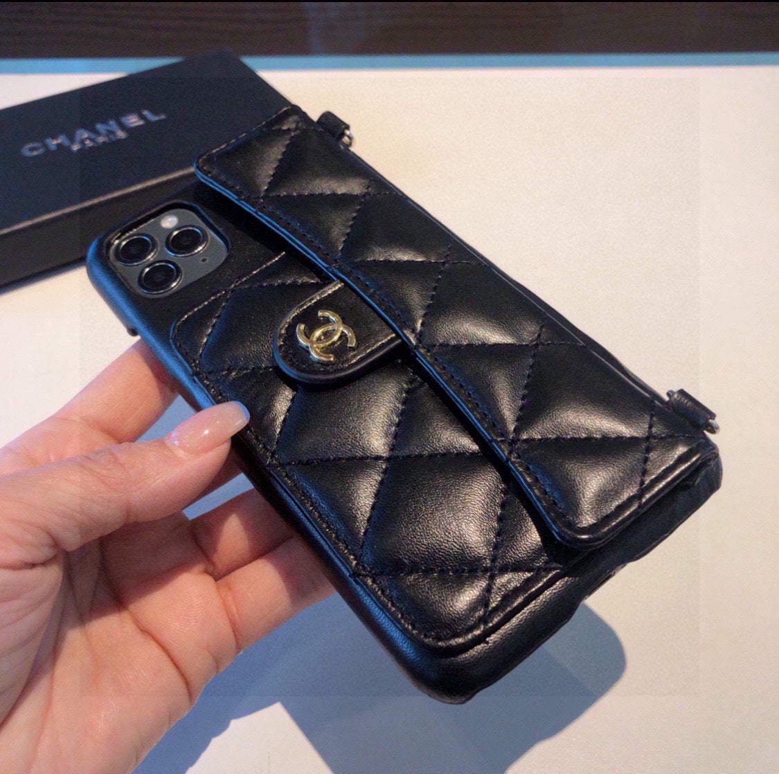 Funda para teléfono acolchada con correa de cadena larga