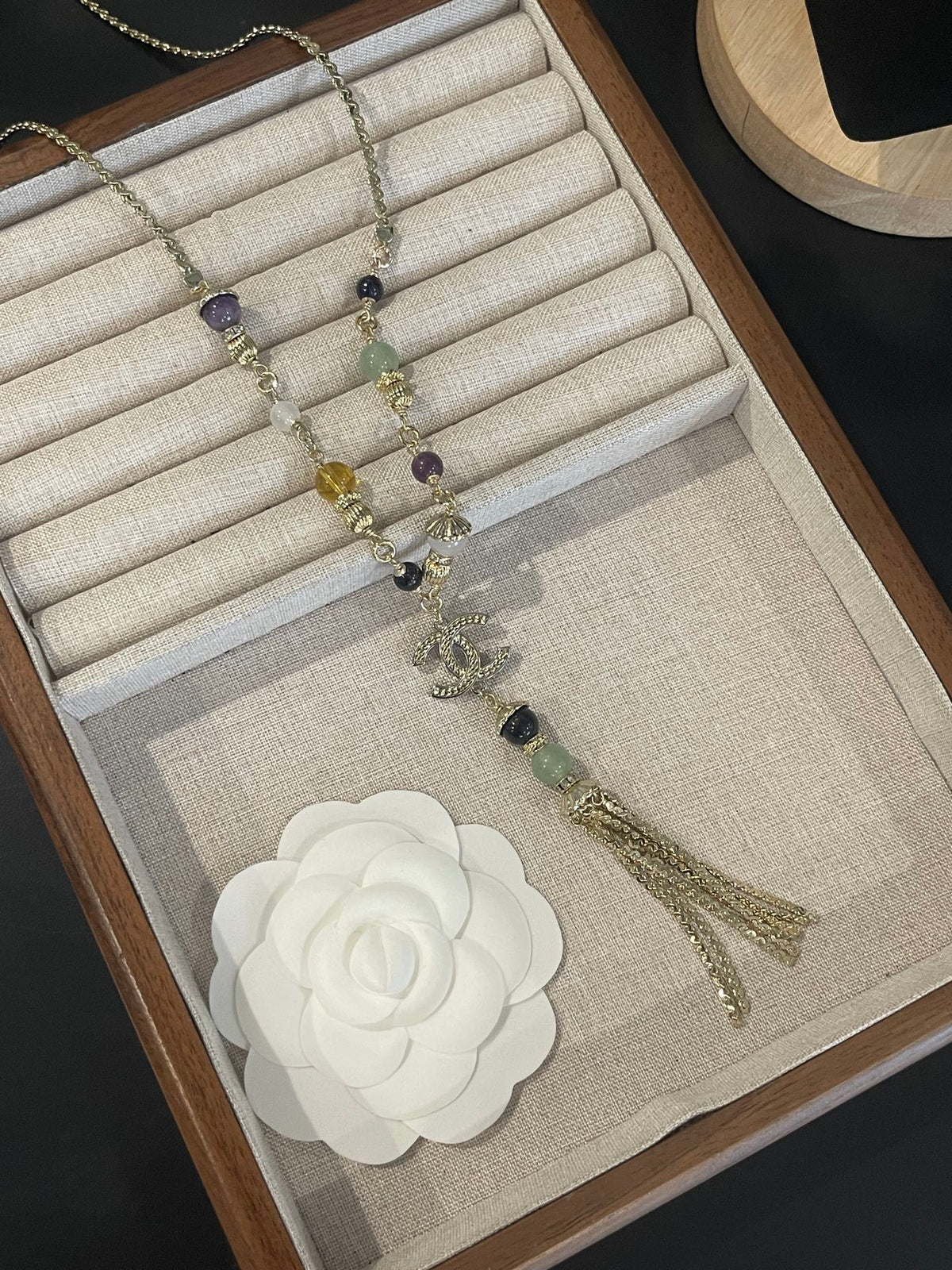 Colar com pendente artesanal de missangas e borla comprida em tom dourado