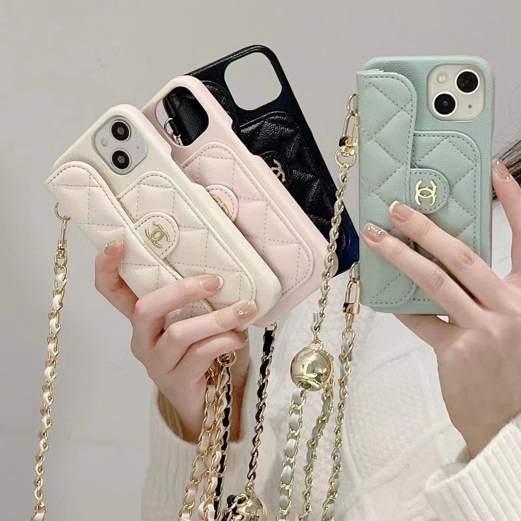 Funda acolchada para teléfono con correa de cadena de cuentas