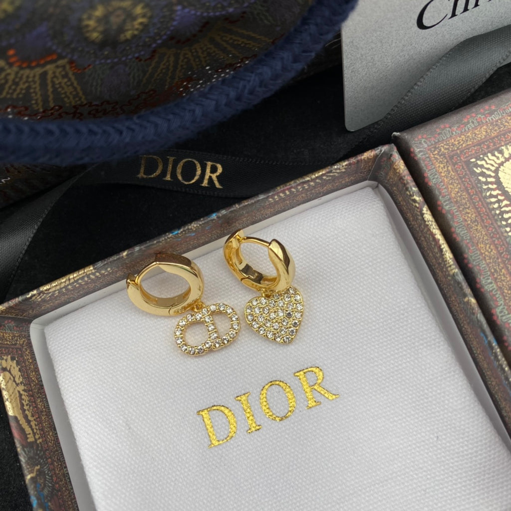 Pendientes de aro asimétricos con charms de corazón y óvalo