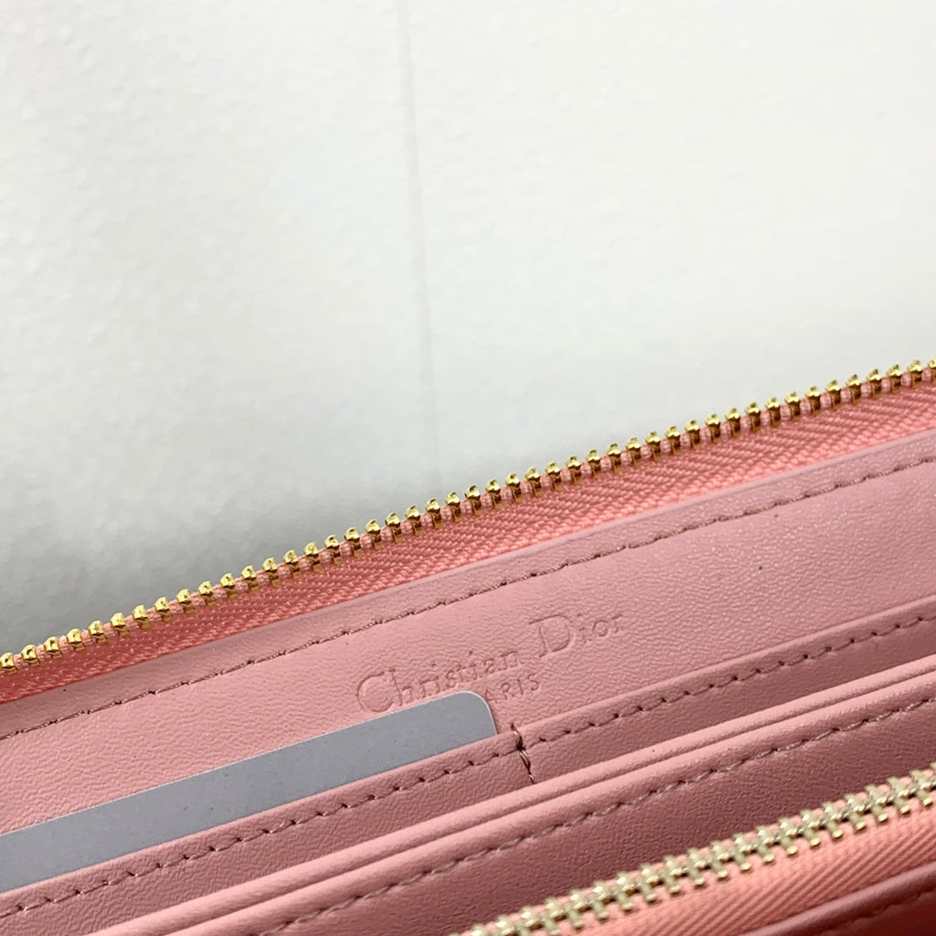 Cartera larga acolchada con rombos y cremallera 014