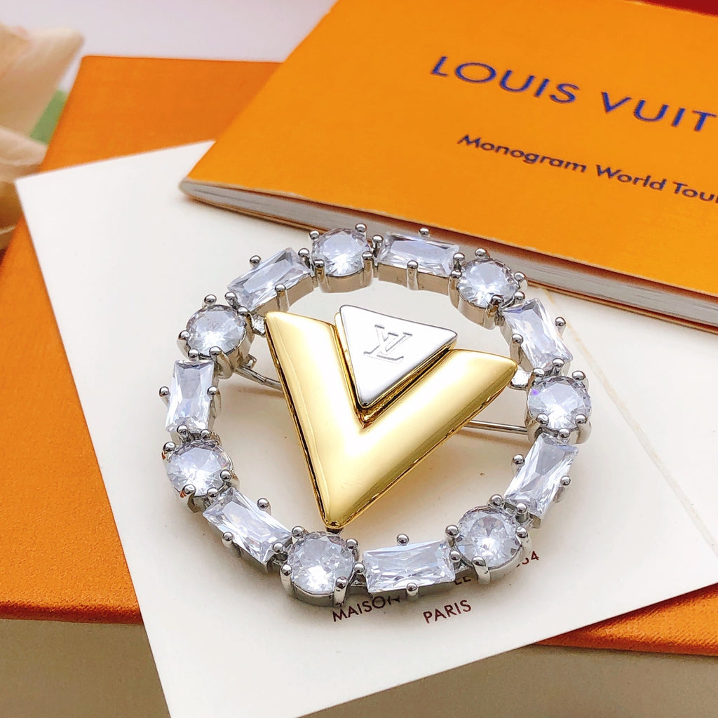 Broche lettre avec cadre en pierre ronde