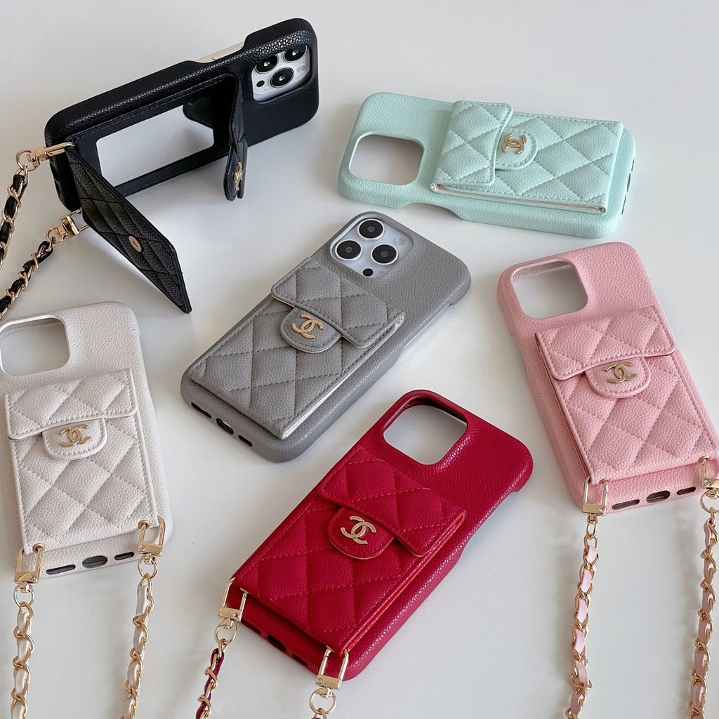 Funda acolchada para teléfono con cierre de emblema y cadena