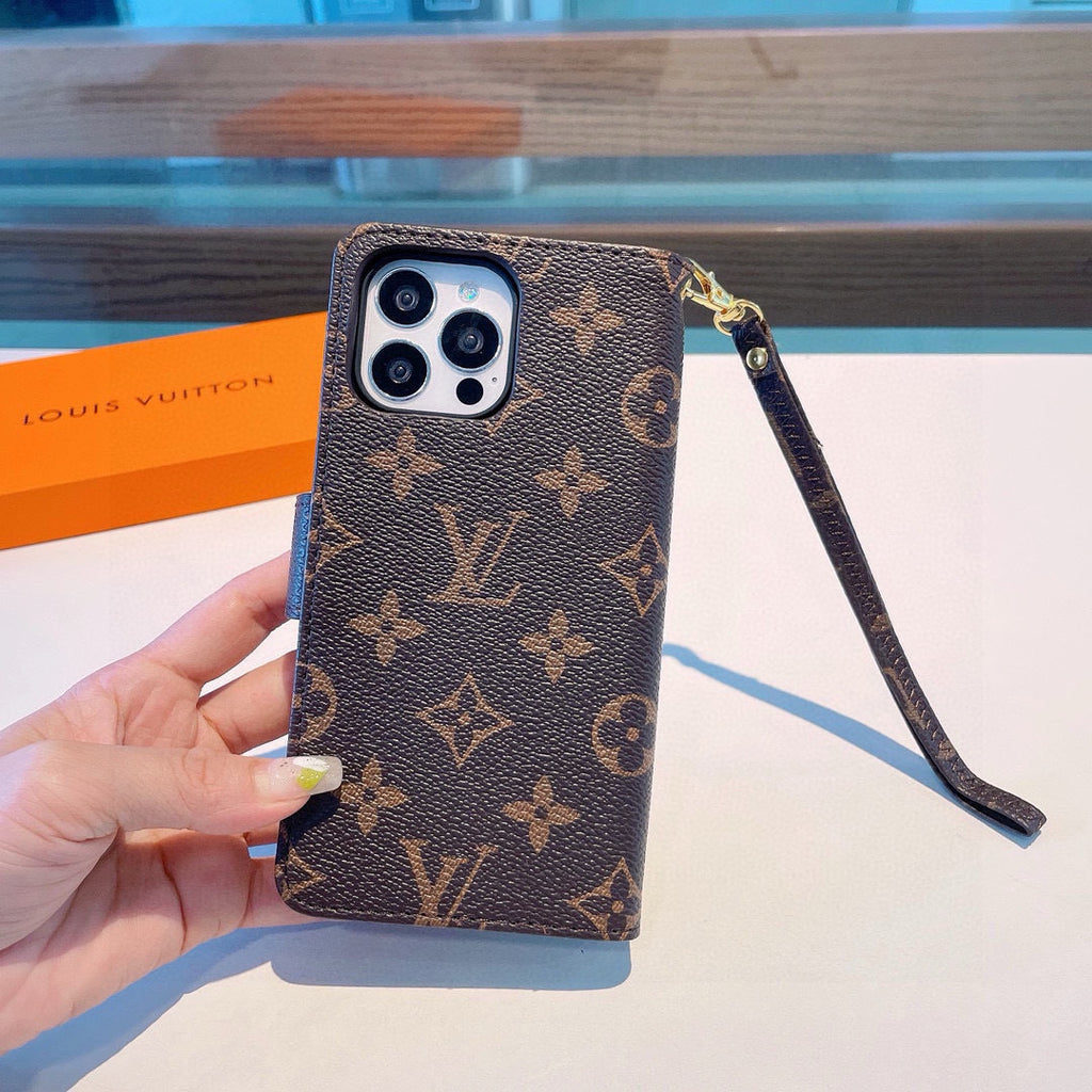 Funda tipo libro con monograma y correa de muñeca