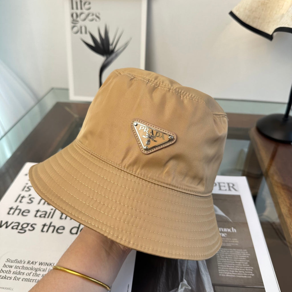 Gorro de pescador liso con parche triangular