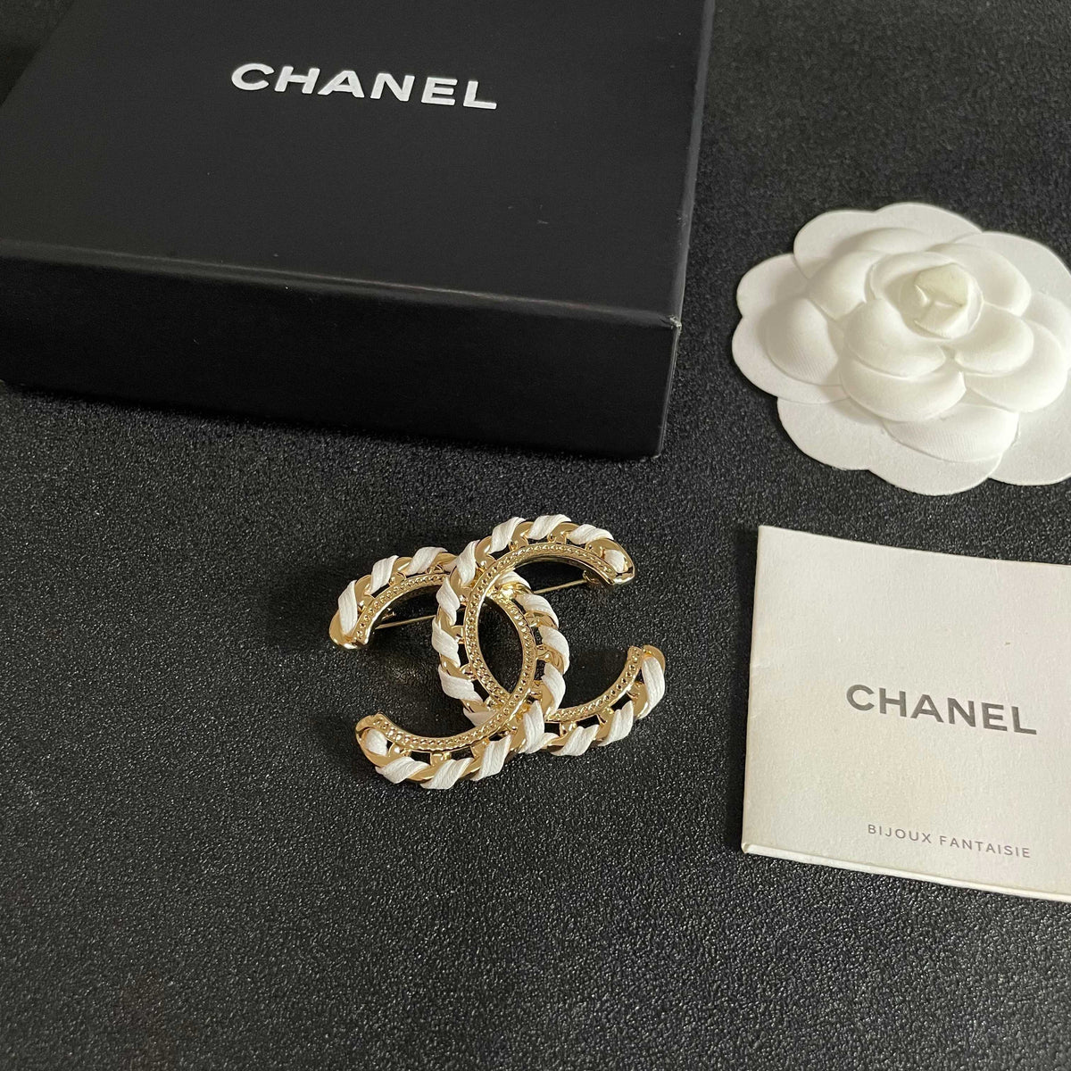 Chain-Edge Emblem Brooch with Contrast Inlay