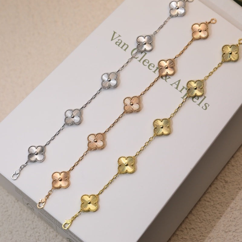 Bracelet à motif de quatre-feuilles cannelé