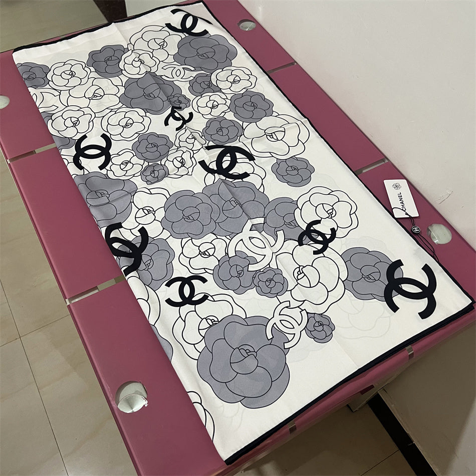 Lenço Quadrado Camélia e Monograma - 90 x 90 cm
