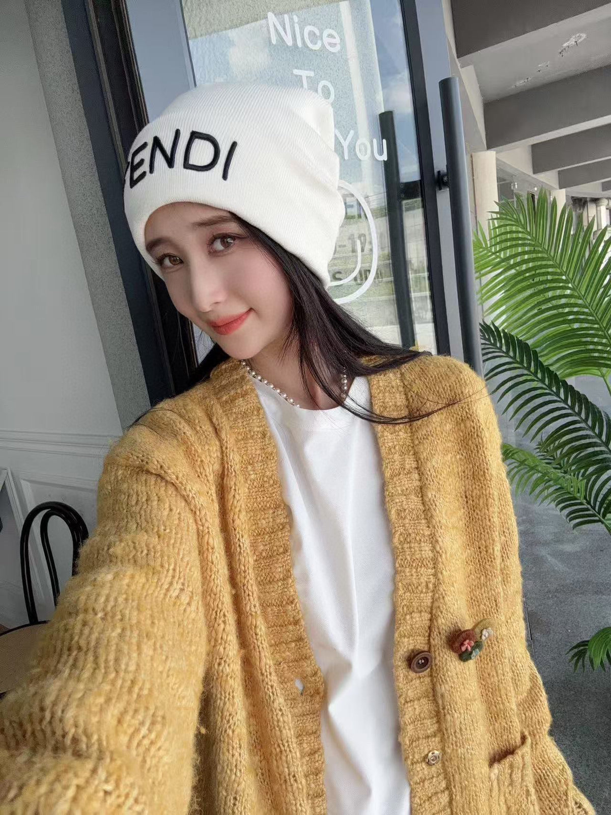 Gorro de malha com dobra e letras em destaque
