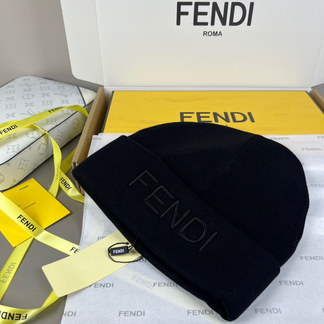 Gorro de malha com dobra e letras em destaque