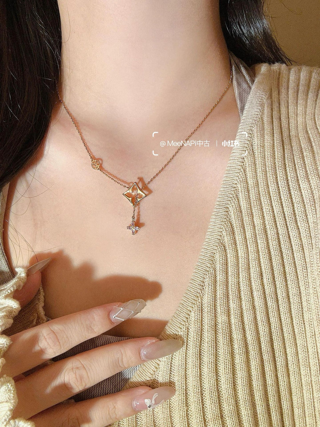 Collier pendentif ajouré à motif floral