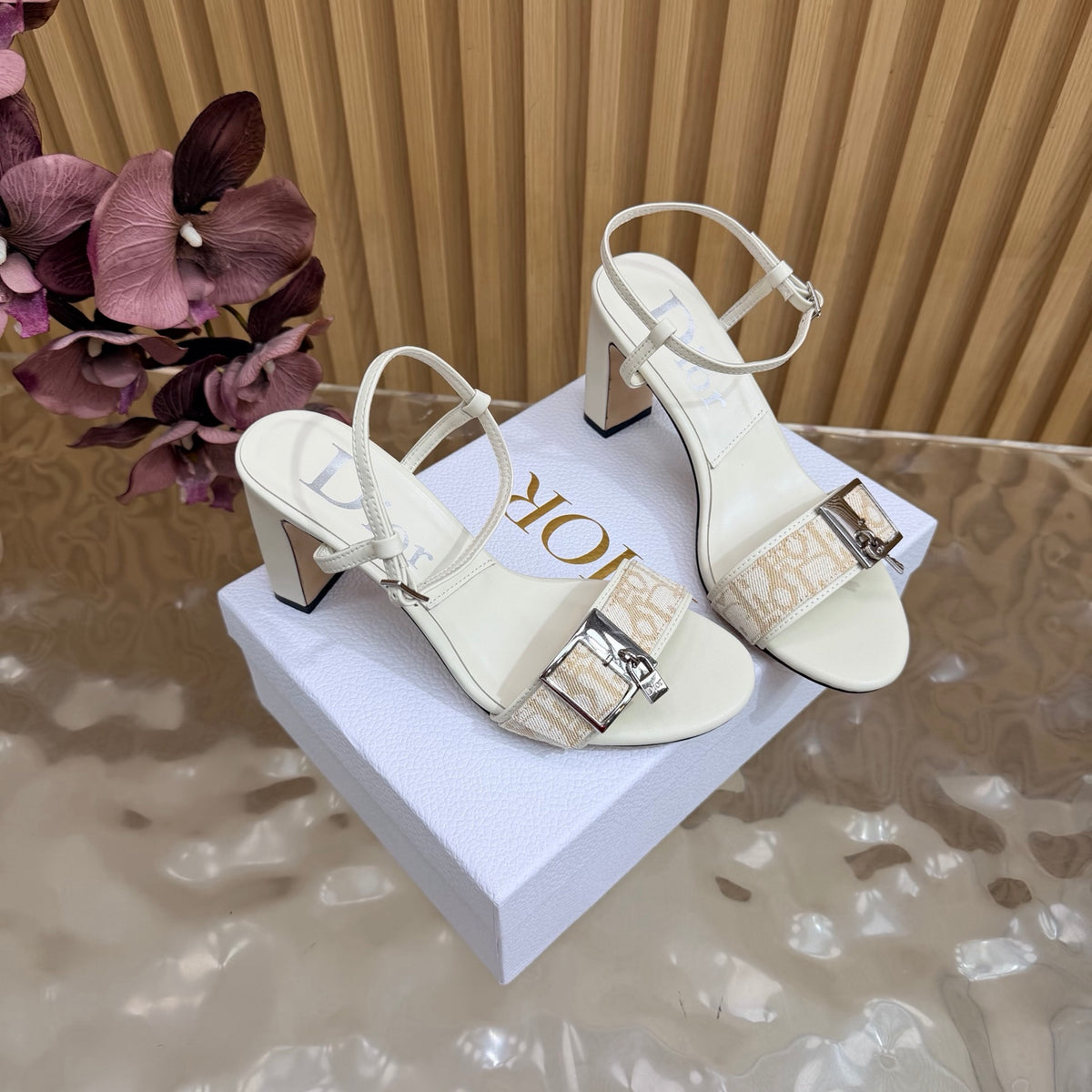 Sandales à talons carrés et brides à la cheville