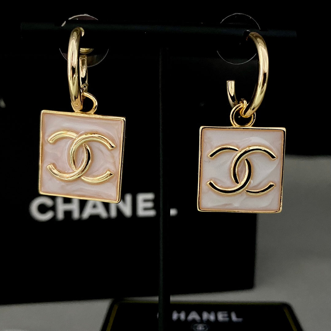 Créoles à pendentif carré rose