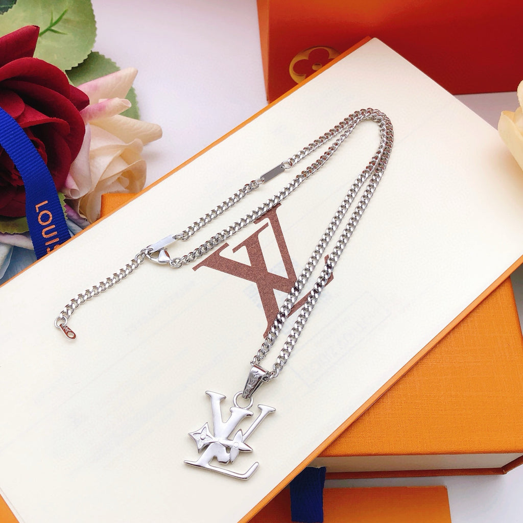 Collar de cadena con colgante de monograma grande