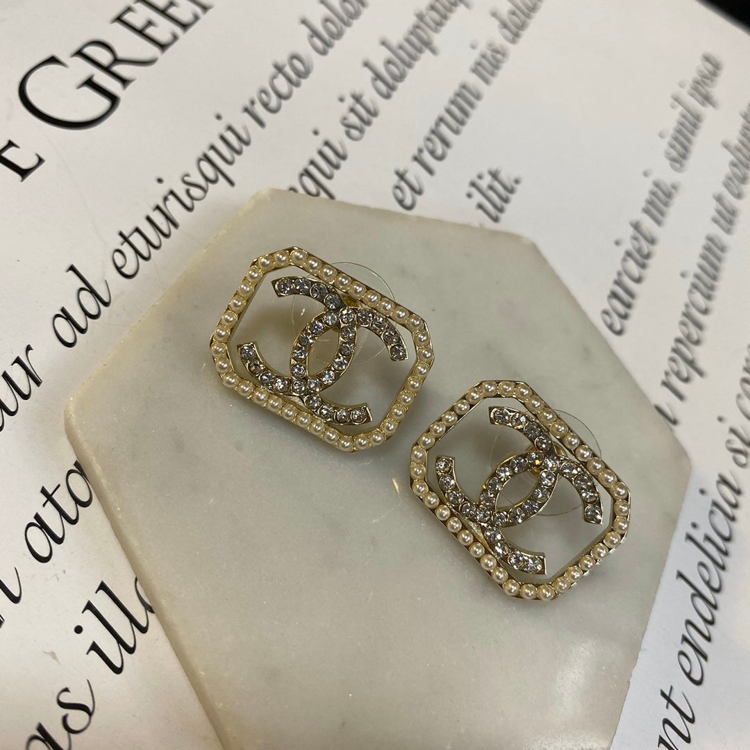 Boucles d’oreilles puces rectangulaires noires à bord pavé de strass