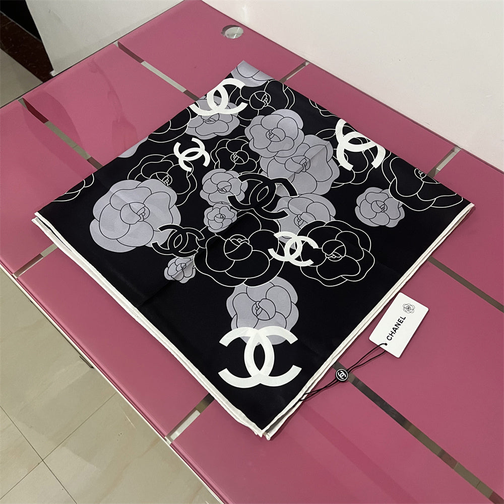 Lenço Quadrado Camélia e Monograma - 90 x 90 cm