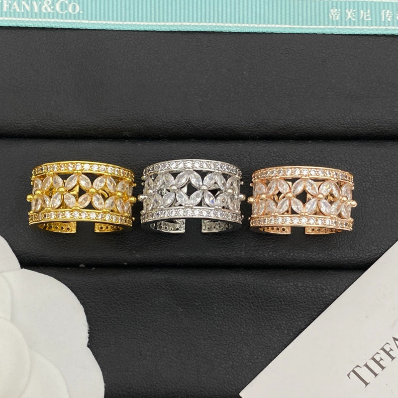 Bague large à anneau floral ajouré avec pierres d'accent