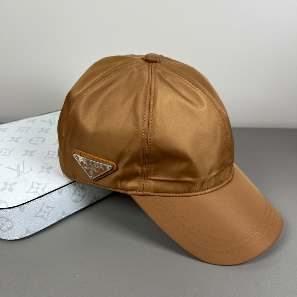 Gorra de béisbol con emblema triangular