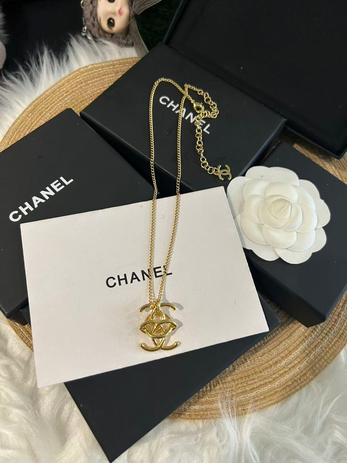 Gold Tone Large Smooth Hollow Interlocking Pendant Necklace