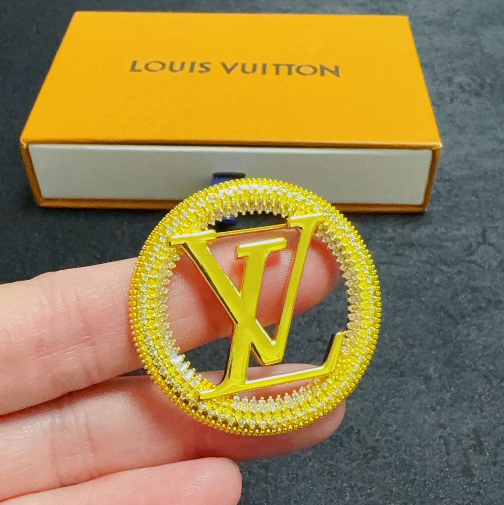 Broche con emblema de letra redonda y borde de cuerda