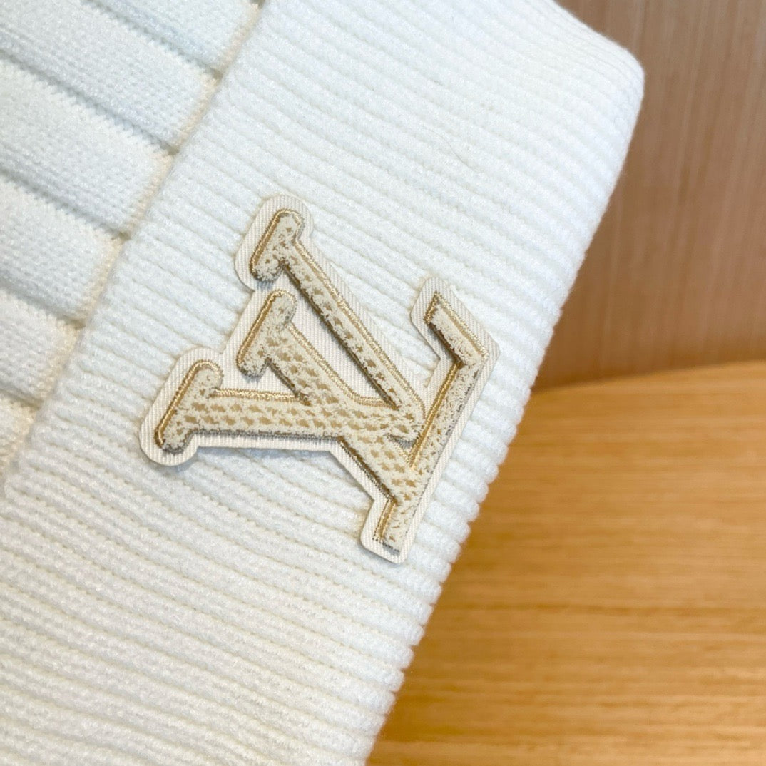 Bonnet en maille côtelée avec emblème lettre