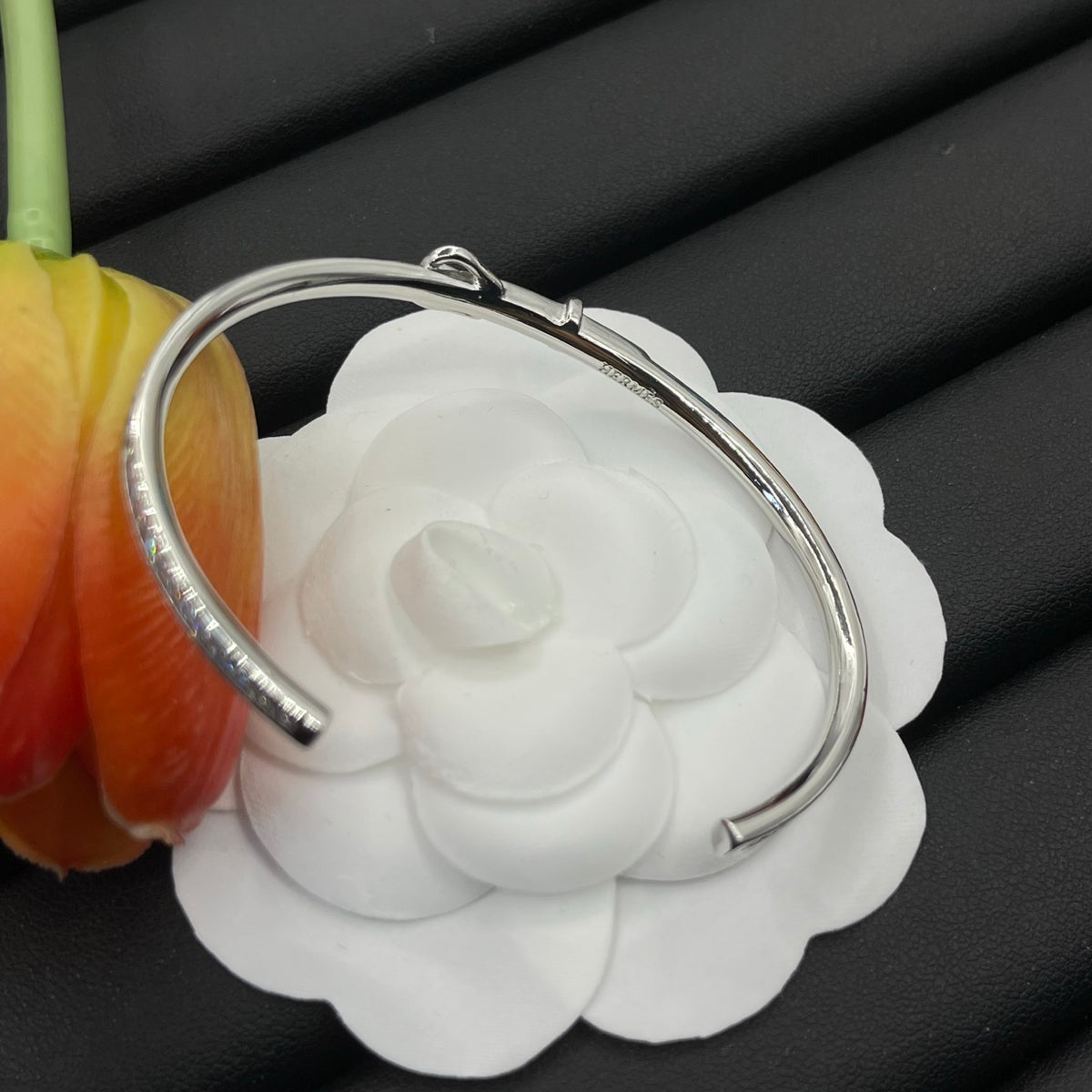 Bracelet manchette à boucle pavée ton argent