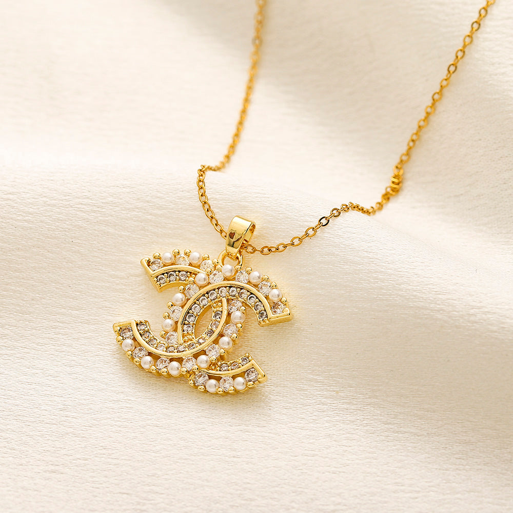 Colar com Pendente em C Entrelaçado, Pavé Ornamentado em Cobre