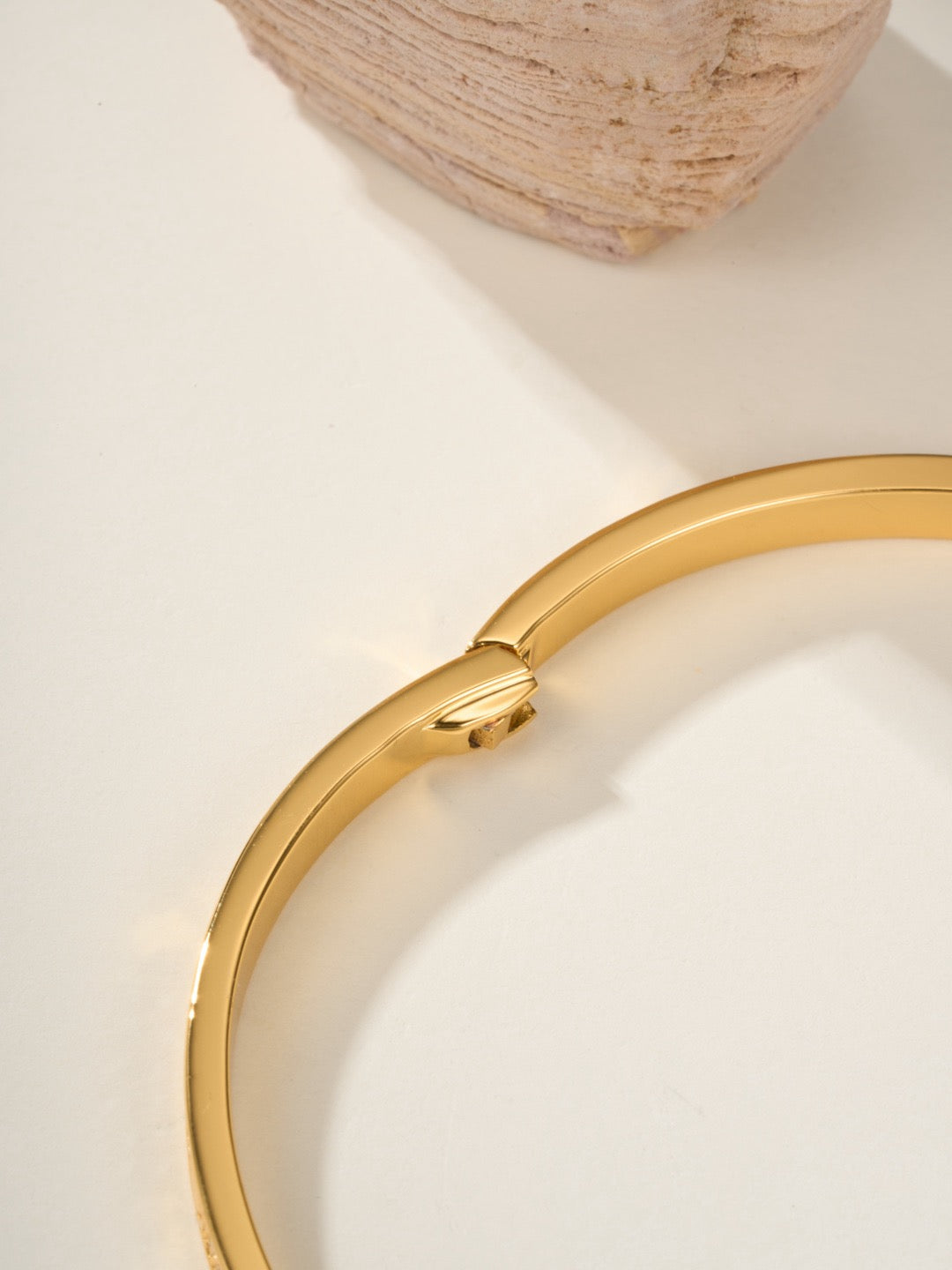 Bracelet jonc clouté à vis apparentes
