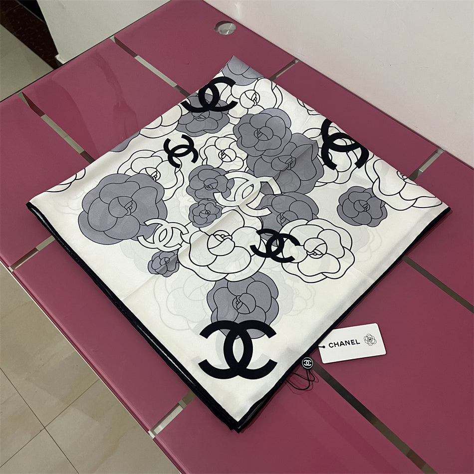 Lenço Quadrado Camélia e Monograma - 90 x 90 cm