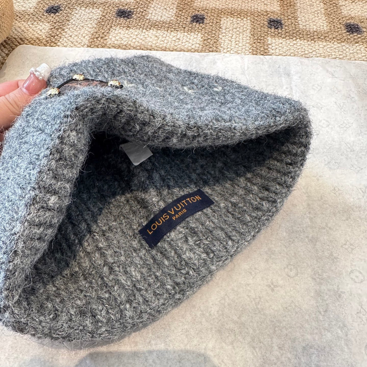 Gorro com Padrão, Dobra e Emblema Bordado