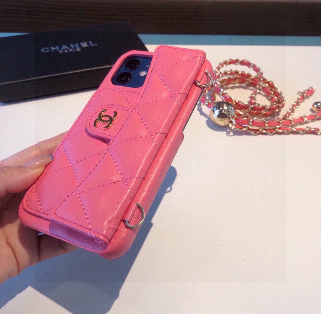 Funda para teléfono acolchada con correa de cadena larga