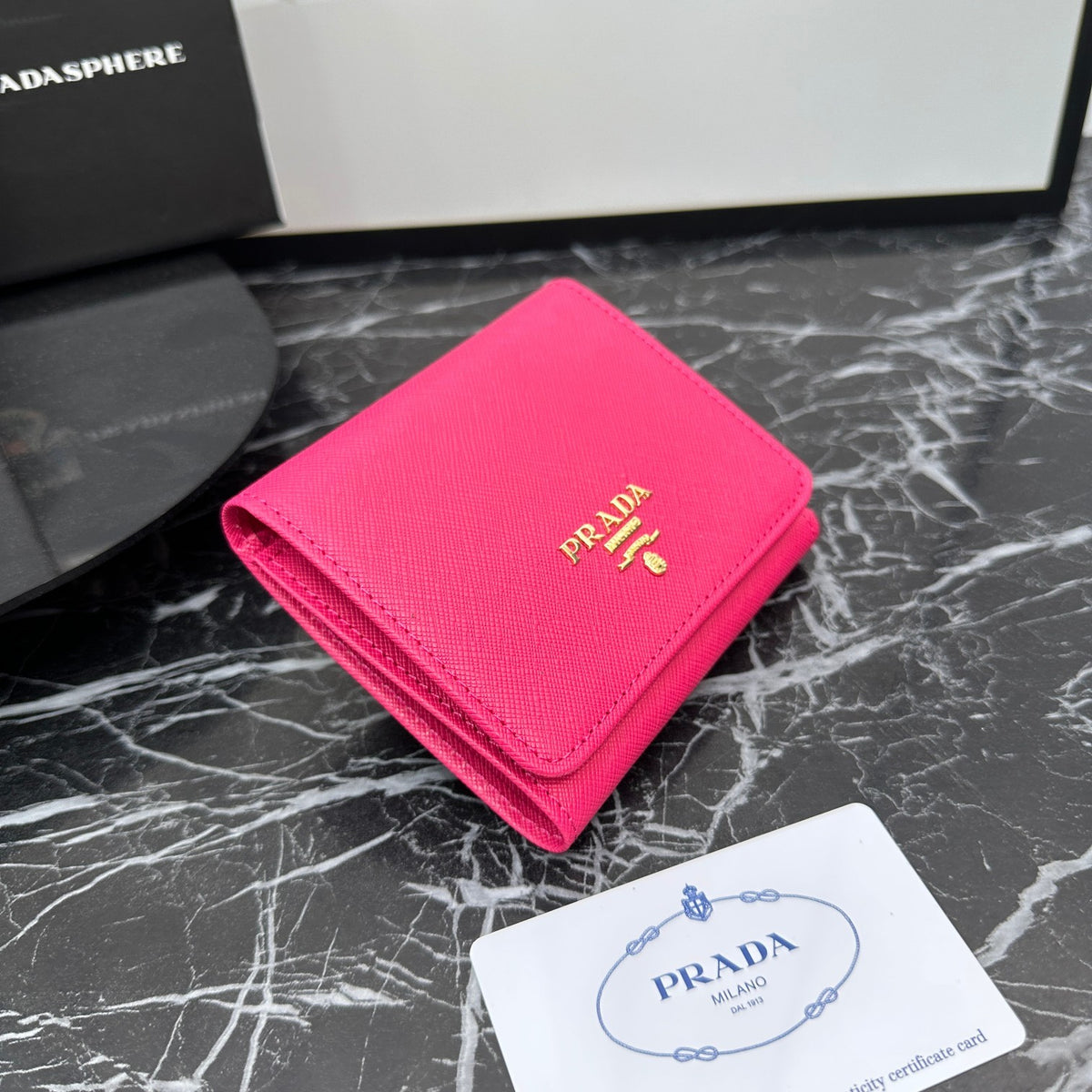Cartera de solapa larga con emblema triangular 031