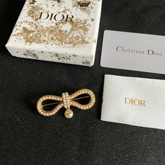Broche de lazo con ribete de cuentas
