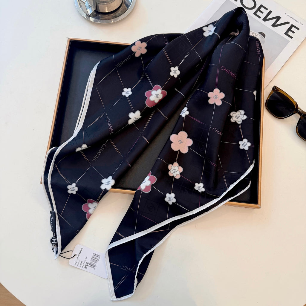 Foulard carré à motif floral et treillis de losanges - 90 x 90 cm