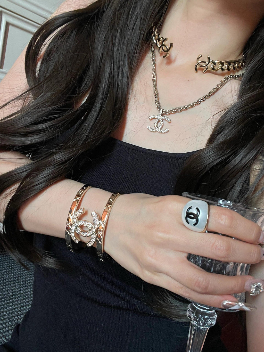 Bracelet manchette large pavé à motif C entrelacés