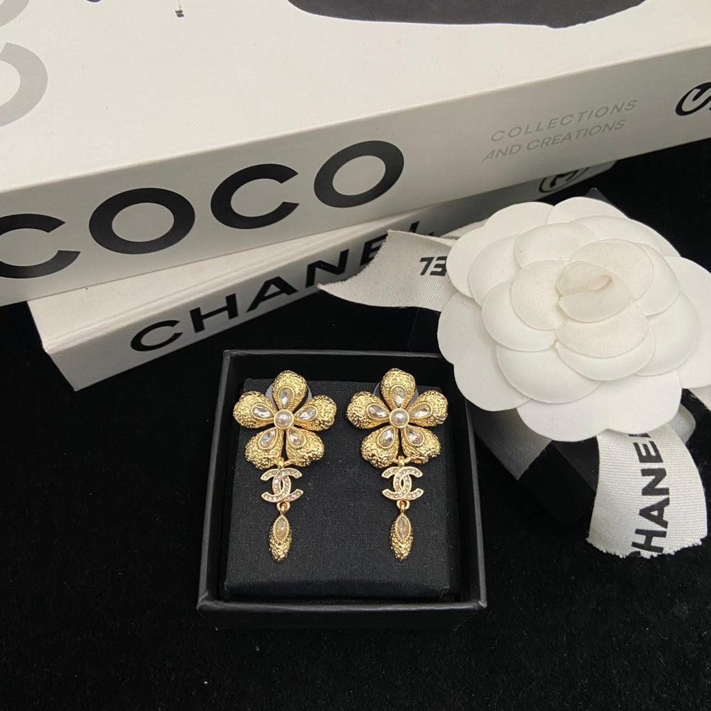 Boucles d'oreilles pendantes fleur et chaîne effet perle