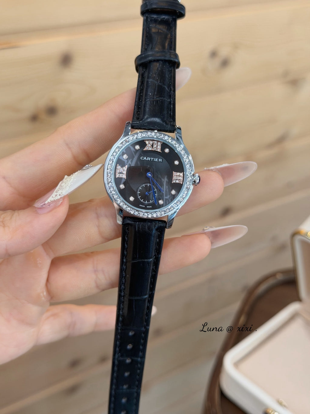 Montre à quartz ronde de 33 mm avec lunette sertie de pierres et bracelet