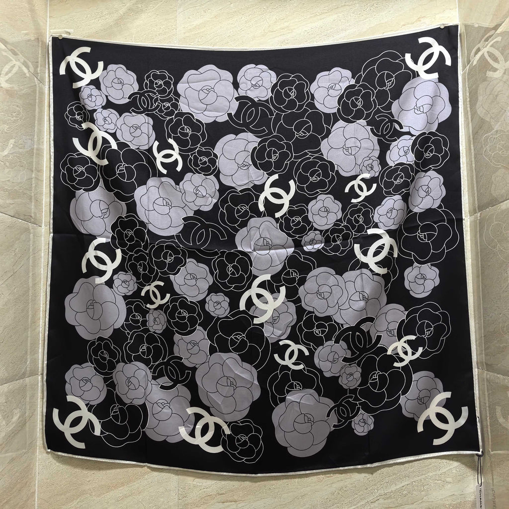 Lenço Quadrado Camélia e Monograma - 90 x 90 cm
