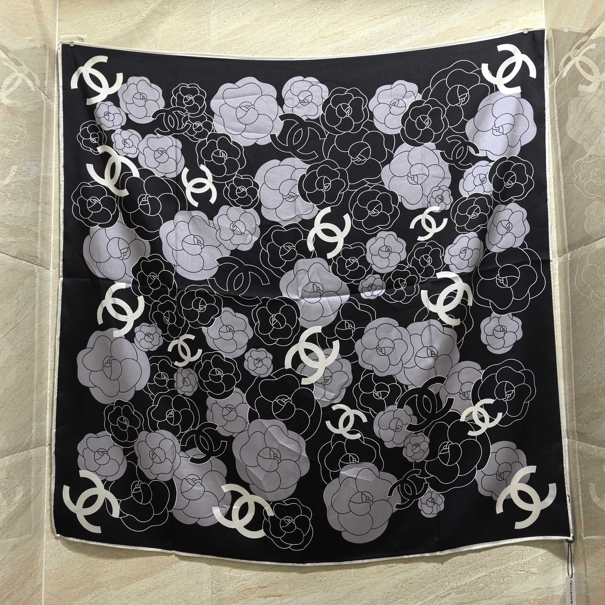 Lenço Quadrado Camélia e Monograma - 90 x 90 cm
