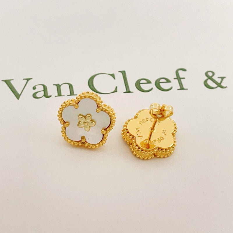 Boucles d'oreilles puces contour de fleur en perles