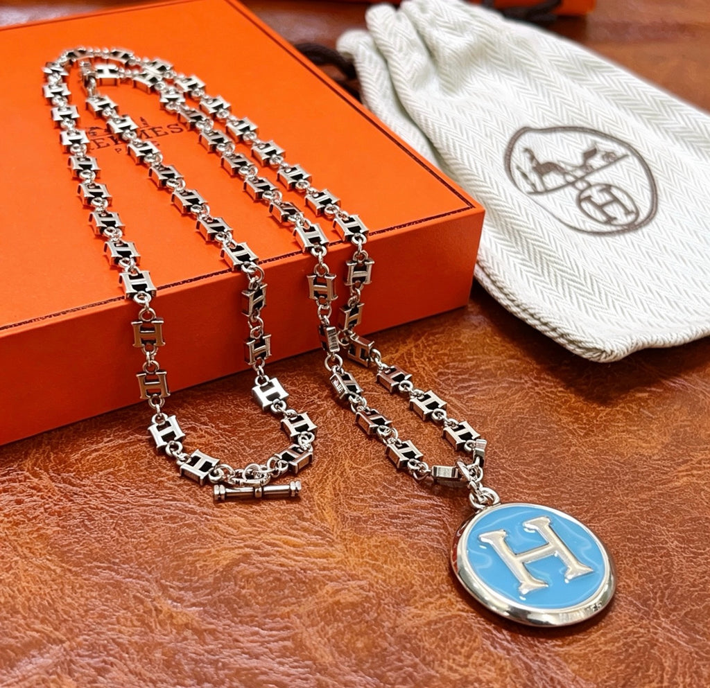 Collier chaîne épaisse avec médaillon H bleu