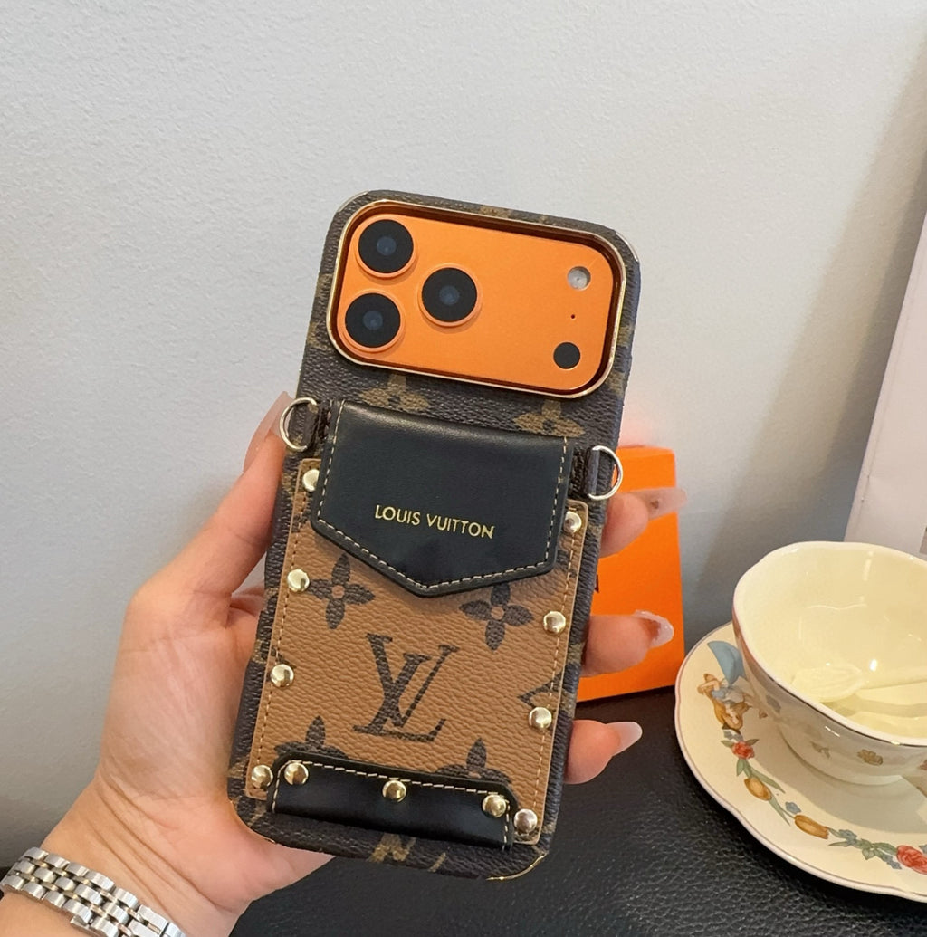 Funda para teléfono con bolsillo de solapa y monograma con correa